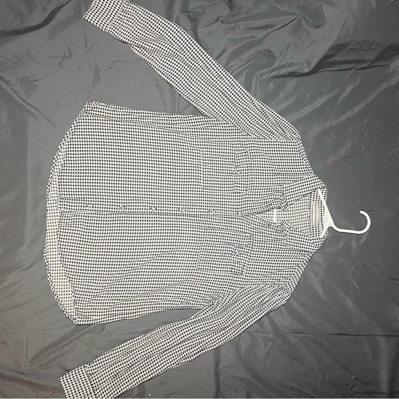 Alexander Jordan women’s button down small white and black blouse missing button - Picture 10 of 11
